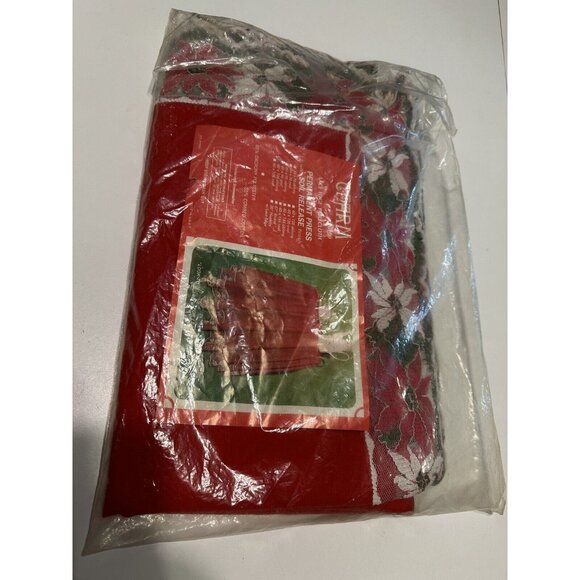 Vtg  Lintex Charm  Red Poinsettia Christmas Holiday Tablecloth Lace Edge 60x106 - Picture 2 of 3